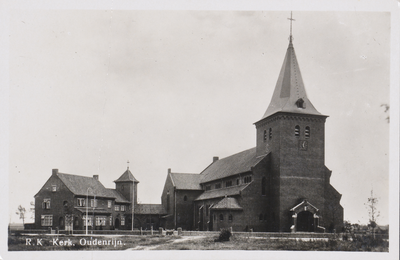 606525 Gezicht op de R.K. kerk O.L.V. Tenhemelopneming (Pastoor Boelenslaan 9-11) te De Meern (gemeente Oudenrijn), met ...